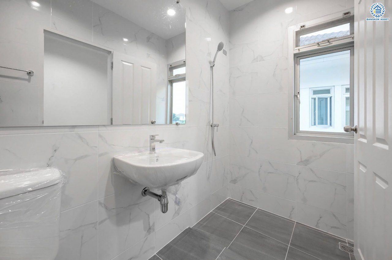 บ้านมือสองตกแต่งใหม่ โครงการ ไลฟ์ บางกอก บูเลอวาร์ด ปิ่นเกล้า-เพชรเกษม เนื้อที่กว้างกว่า 52.5 ตร.ว ฟังก์ชัน 3 ห้องนอน 3 ห้องน้ำ 2 ที่จอดรถ บนทำเลติดถนนพุทธมณฑลสาย4 ตอบโจทย์กับทุกครอบครัว ใกล้แหล่งช้อปปิ้ง "เซ็นทรัล ศาลายา" รถไฟฟ้าสายสีน้ำเงิน "สถานีหลักสอง" และจุดขึ้นทางด่วน "ศรีรัช"